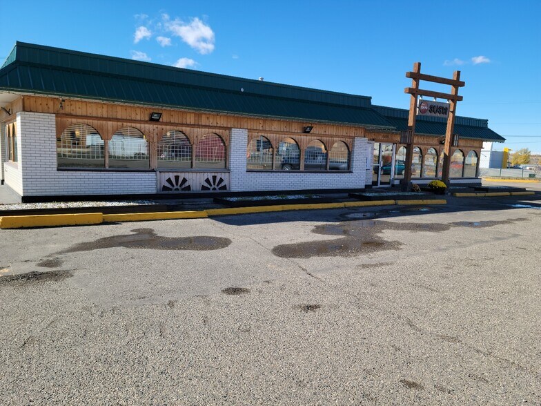 Primary Photo Of 1325 Alaska Av, Dawson Creek Restaurant For Sale