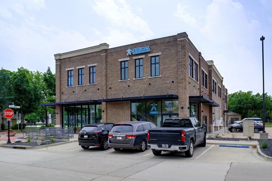 More Photos Of 409 N Oak St, Roanoke Storefront Retail Office For Lease