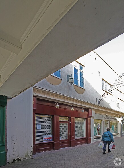 More Photos Of 12 Victoria Passage, Stourbridge Storefront For Lease