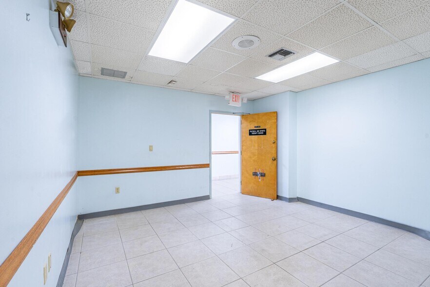 More Photos Of 7480 Fairway Dr, Miami Lakes Medical For Lease