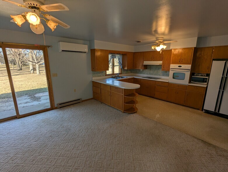 More Photos Of 340 Elm St E, Canova Sports And Entertainment For Sale