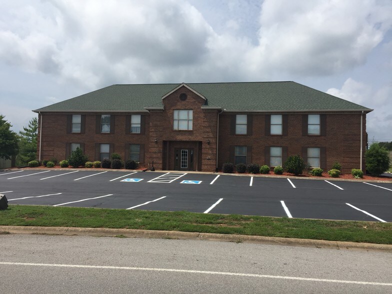 Primary Photo Of 130 Hillcrest Dr, Clarksville Medical For Lease