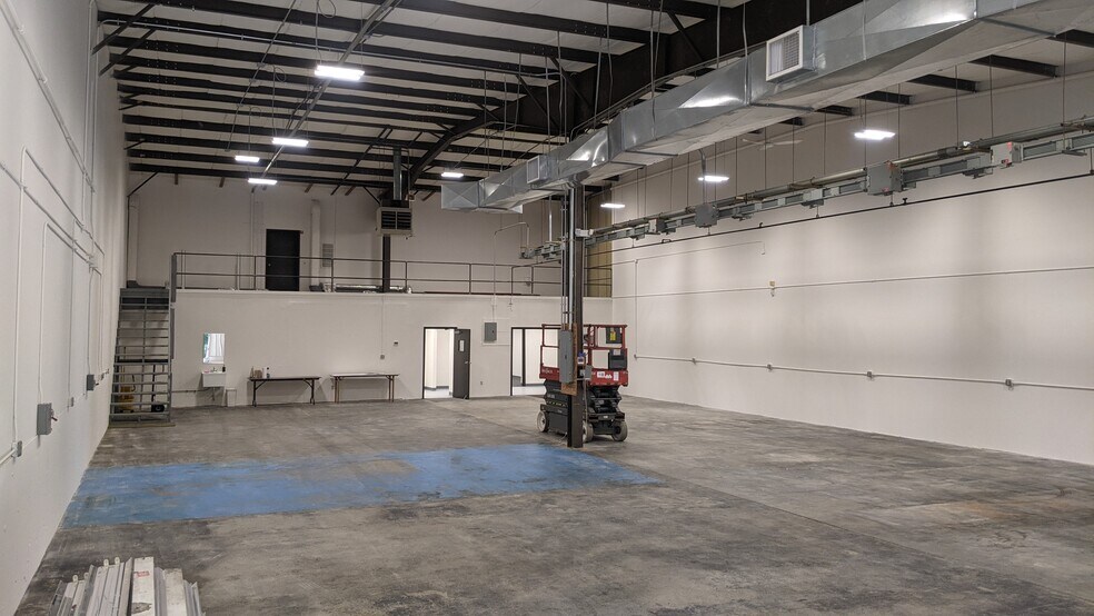More Photos Of 21 Commerce Dr, North Branford Warehouse For Lease
