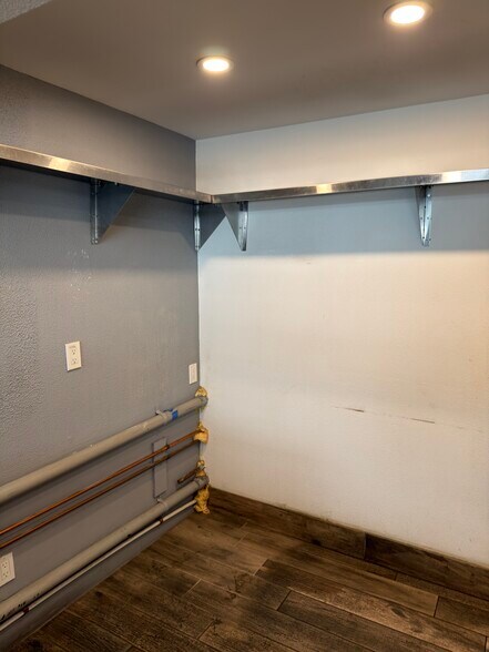 More Photos Of 86 Greenpoint Ave, Brooklyn Convenience Store For Lease