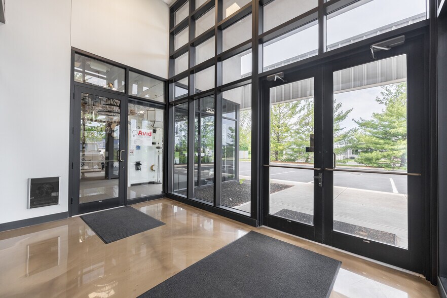 More Photos Of 3737-3757 Parkway Ln, Hilliard Showroom For Lease