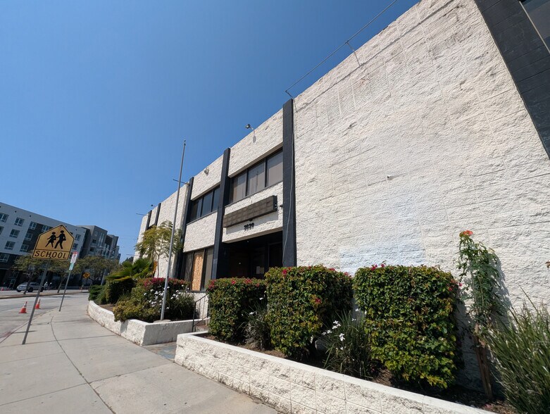 More Photos Of 2829 N San Fernando Rd, Los Angeles Warehouse For Lease
