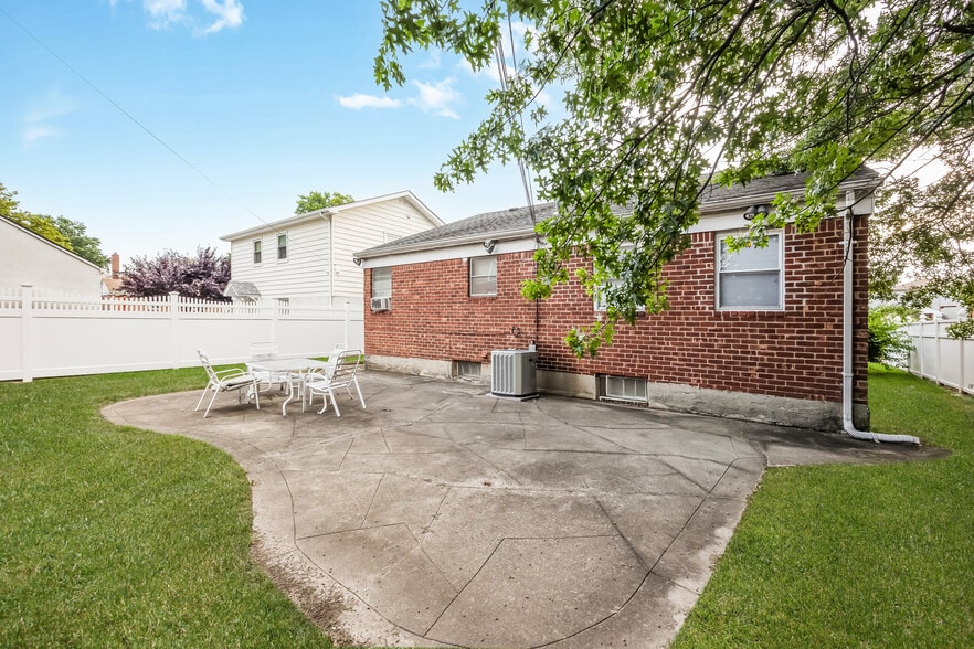 More Photos Of 2611 Corporal Kennedy St, Bayside Office For Sale