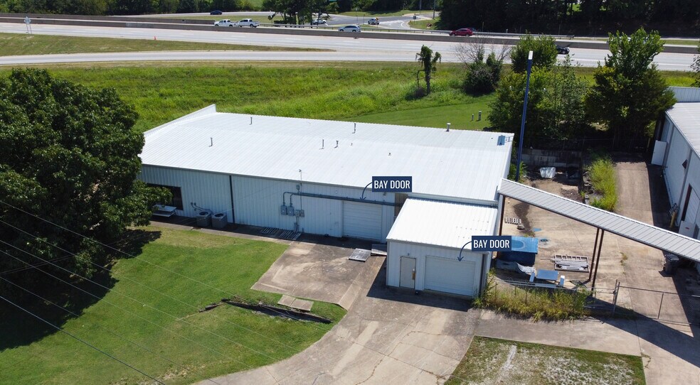 More Photos Of 2028 N Shiloh Dr, Fayetteville Showroom For Lease