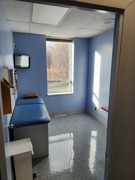 More Photos Of 1389 W Main St, Waterbury Office For Sale