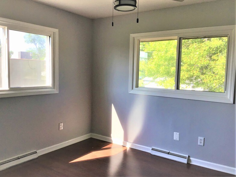 More Photos Of 23233 S Chrysler Dr, Hazel Park Office For Sale