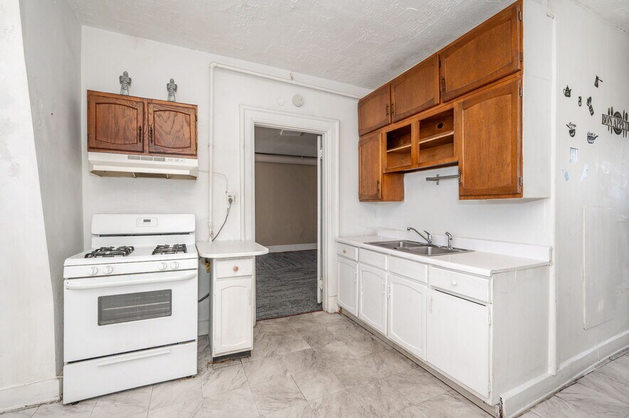 More Photos Of 6017-6019 Vine St, Cincinnati General Retail For Sale