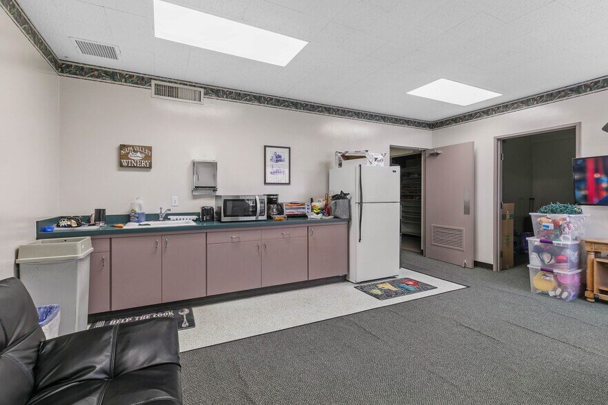 More Photos Of 1000 N Brand Blvd, Glendale Unknown For Lease