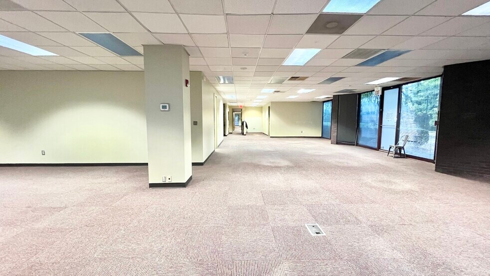 More Photos Of 8800 Roswell Rd, Sandy Springs Office For Sale