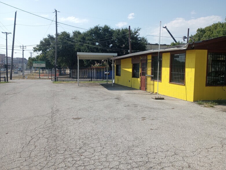 More Photos Of 4123 S Lancaster Rd, Dallas Office For Sale