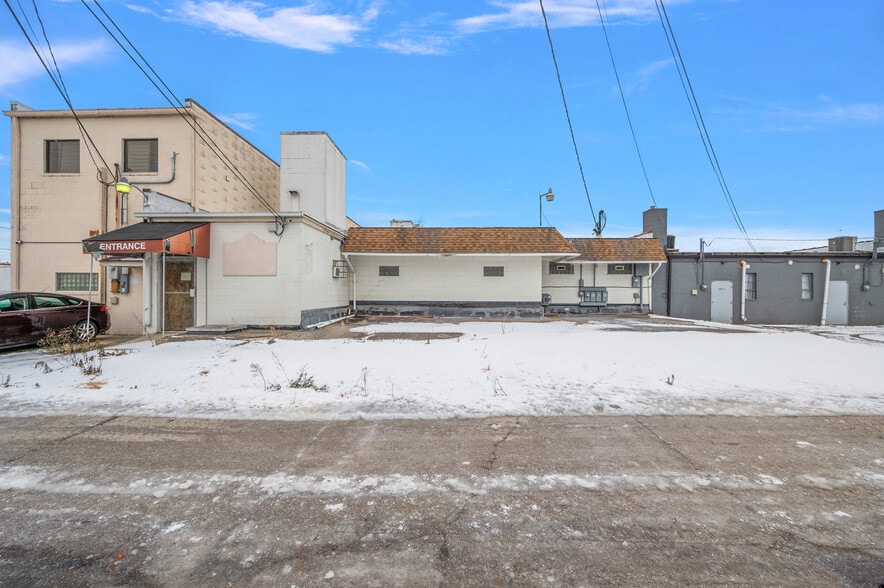 More Photos Of 20927 Kelly Rd, Eastpointe Medical For Sale