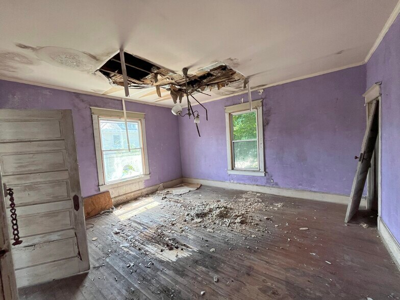 More Photos Of 17 Corling St, Petersburg Flex For Sale