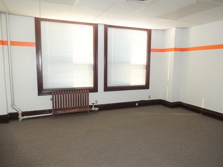 More Photos Of 201 N Penn Ave, Independence Office For Sale