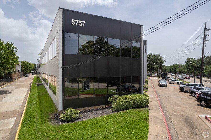 More Photos Of 5757 Woodway Dr, Houston Unknown For Lease