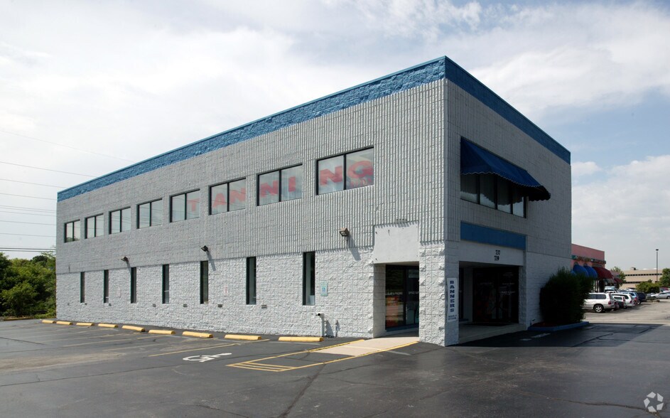 More Photos Of 737-739 N Mayfair Rd, Milwaukee Office For Sale