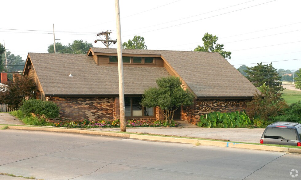 More Photos Of 5746 E Skelly Dr, Tulsa Freestanding For Lease