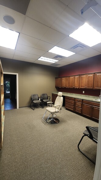 More Photos Of 6621-6627 Centerville Business Pky, Dayton Medical For Lease