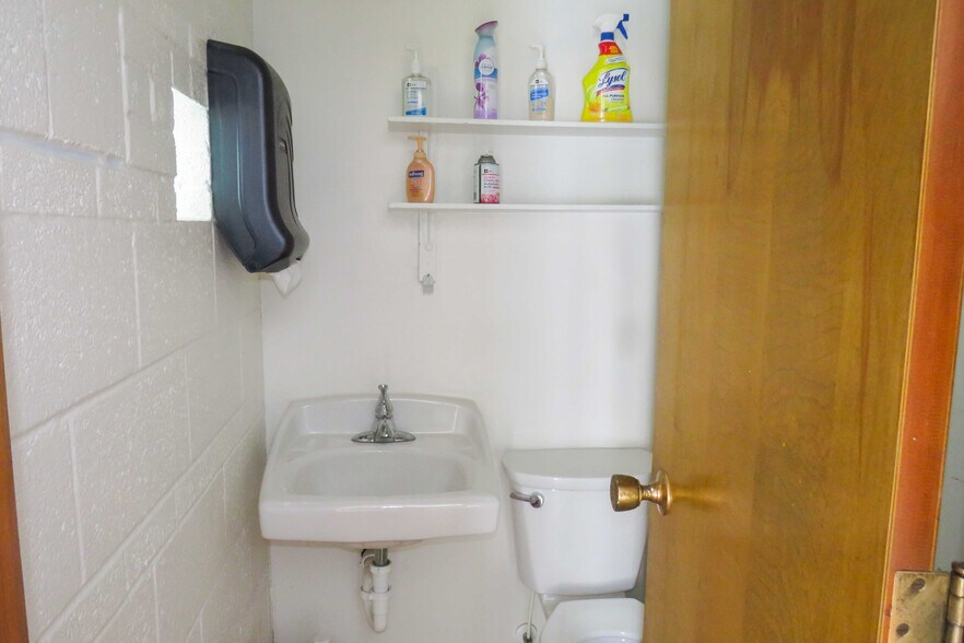 More Photos Of 1245 S Fabrique Dr, Wichita Flex For Sale