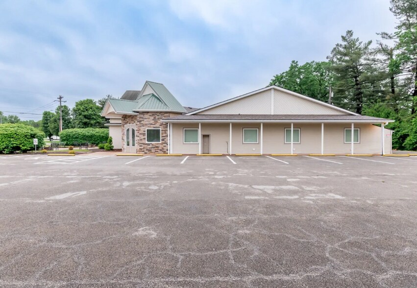 More Photos Of 1008 Commerce Blvd, Bardstown Freestanding For Sale