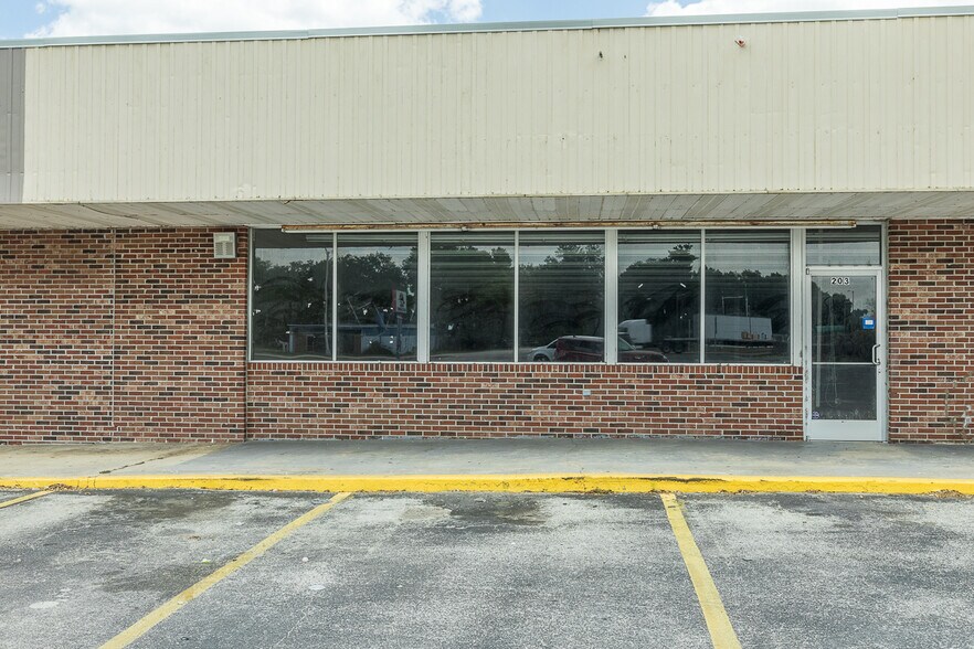 More Photos Of 201 S Charleston Ave, Fort Meade General Retail For Lease