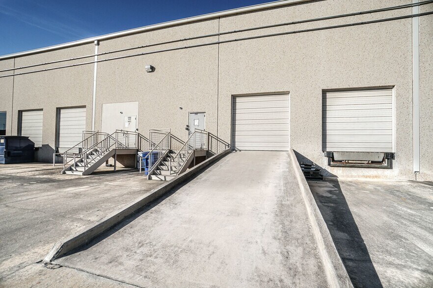 More Photos Of 4616 W Howard Ln, Austin Flex For Lease