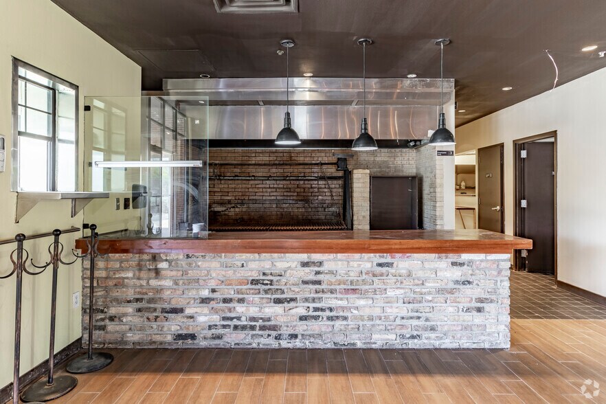 More Photos Of 17660 Henderson Pass, San Antonio Restaurant For Sale