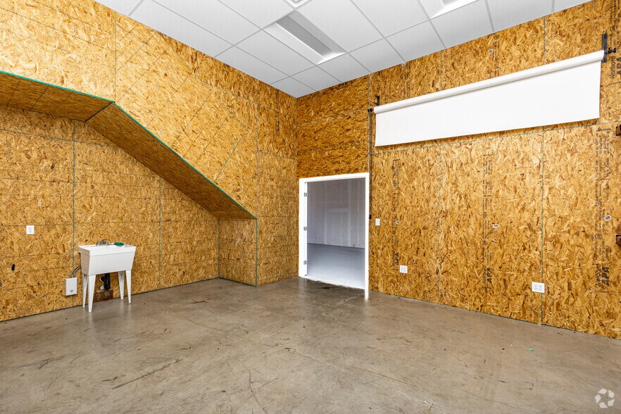 More Photos Of 207 King Rd, Frisco Warehouse For Lease