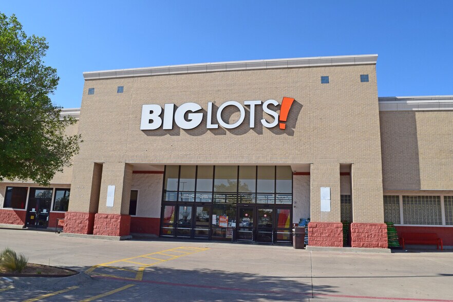 More Photos Of 989 N Walnut Creek Dr, Mansfield General Retail For Lease