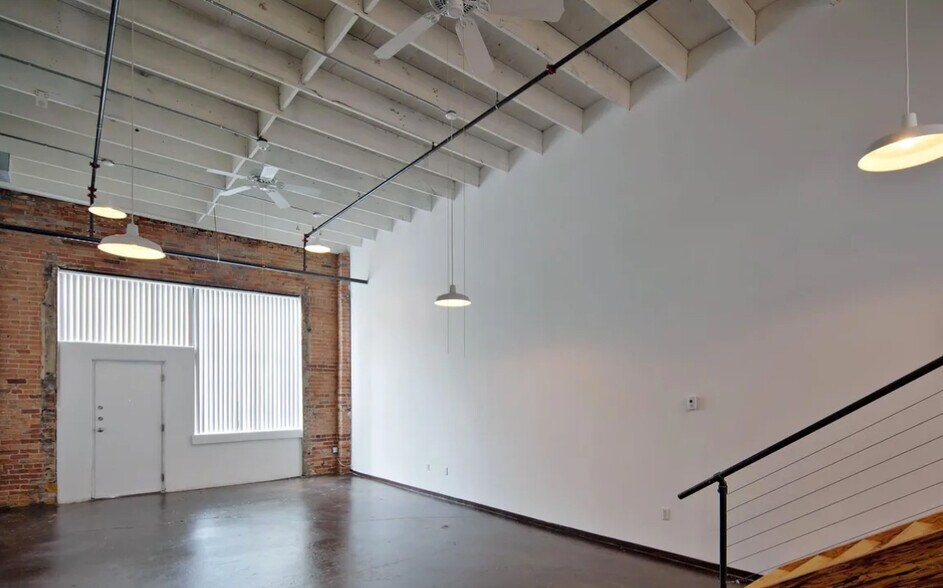 More Photos Of 4121 Commerce St, Dallas Unknown For Lease