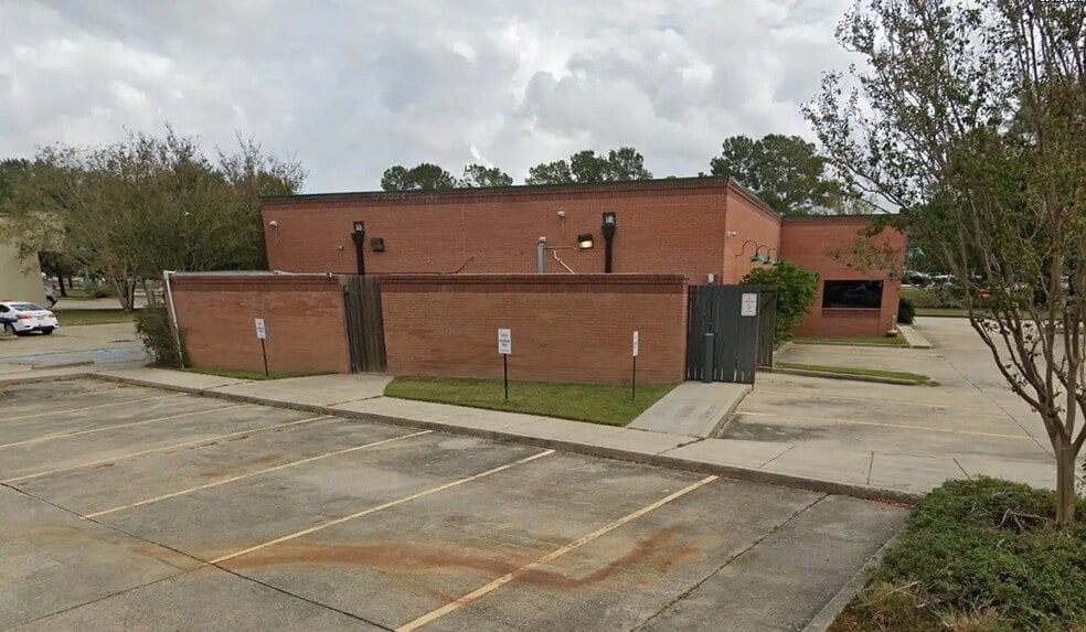 More Photos Of 301 N Highway 190, Covington Unknown For Lease