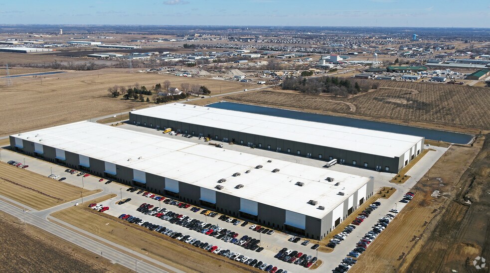 More Photos Of 200 SE 37th St, Grimes Distribution For Lease