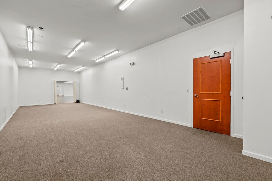 More Photos Of 8017 N Point Blvd, Winston-Salem Industrial For Lease
