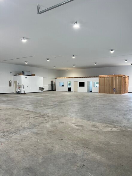 More Photos Of 2746 Pulaski Hwy, Newark Light Distribution For Lease