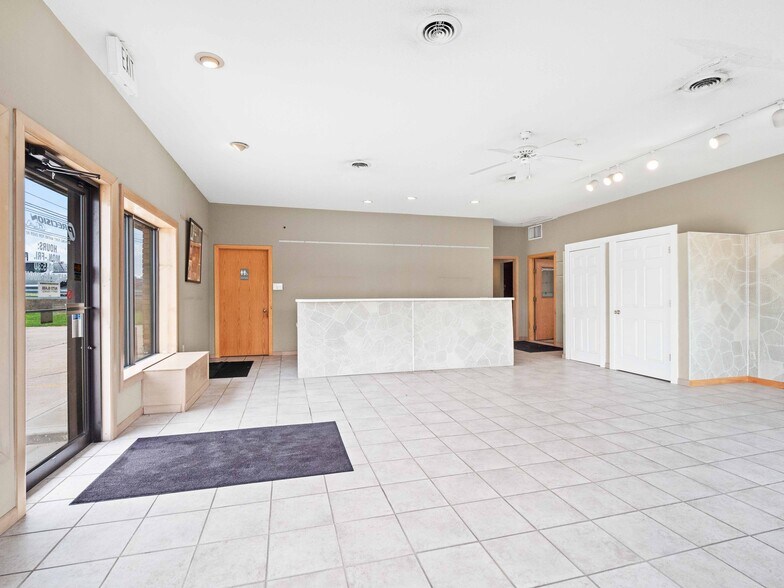 More Photos Of 5405 Illinois Rd, Fort Wayne Showroom For Sale