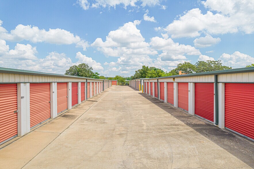 Primary Photo Of 1618 W State Highway 71, La Grange Self Storage For Sale
