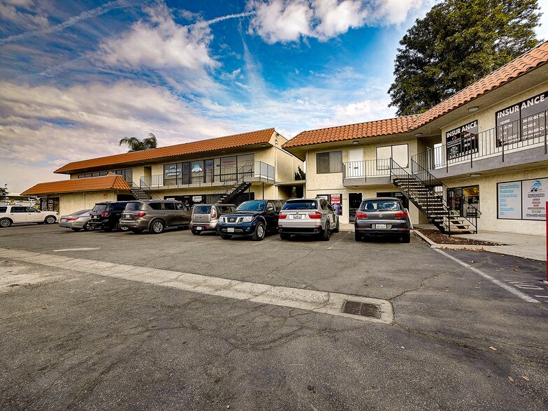 More Photos Of 22916 Lyons Ave, Santa Clarita Storefront Retail Office For Lease
