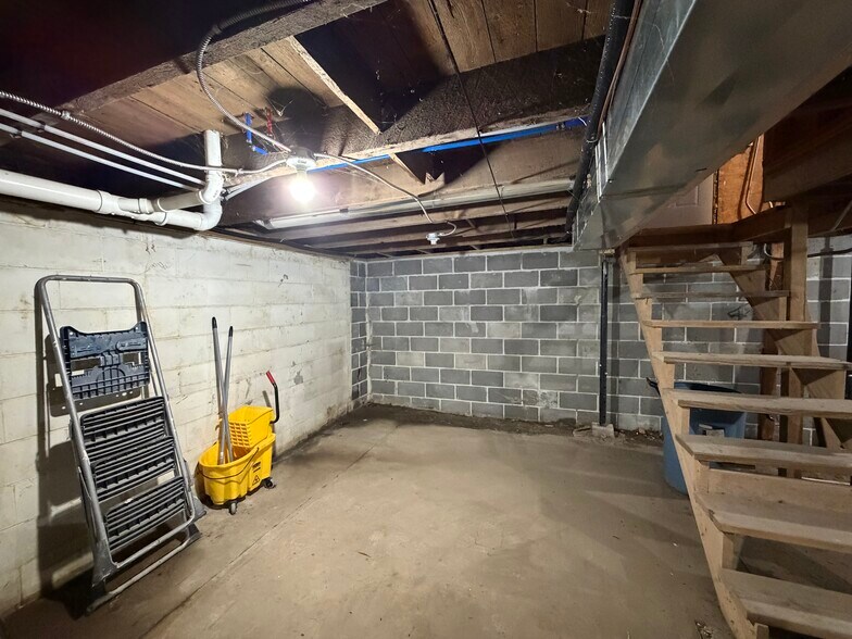 More Photos Of 105 W Vine St, Yutan General Retail For Sale