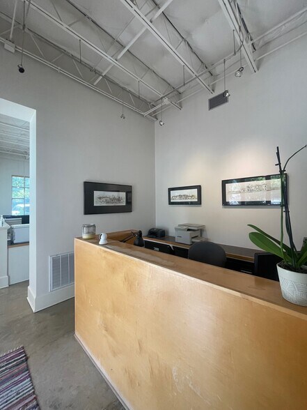 More Photos Of 242 W Sunset Rd, San Antonio Office For Sale