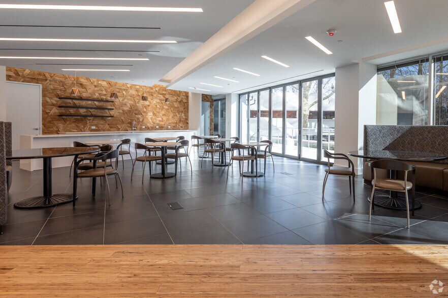 More Photos Of 2000 Corporate Ridge Rd, McLean Office For Lease