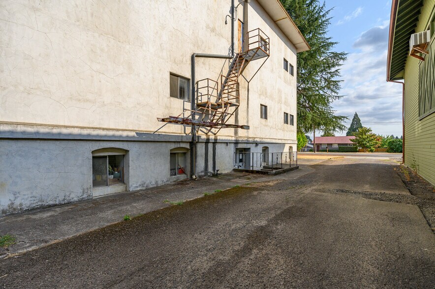 More Photos Of 229 E Monroe St, Carlton Apartments For Sale