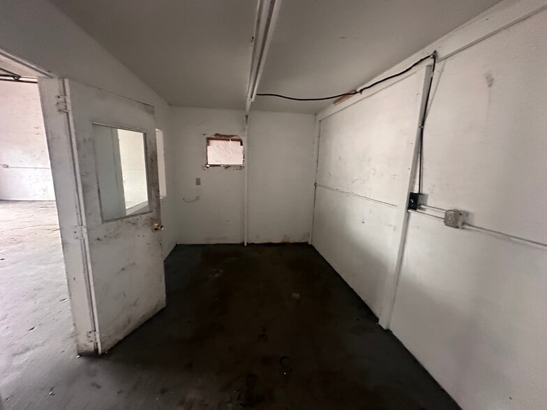 More Photos Of 5716-5718 Rodman St, Hollywood Warehouse For Lease