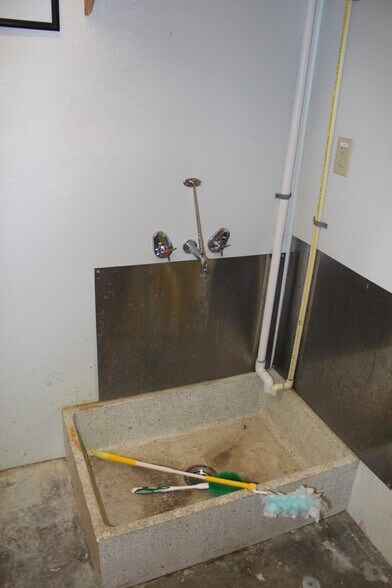 More Photos Of 908 NW 6th St, Tulia Freestanding For Sale