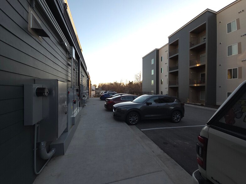 More Photos Of 7510 N Oak Trfy, Gladstone Apartments For Lease