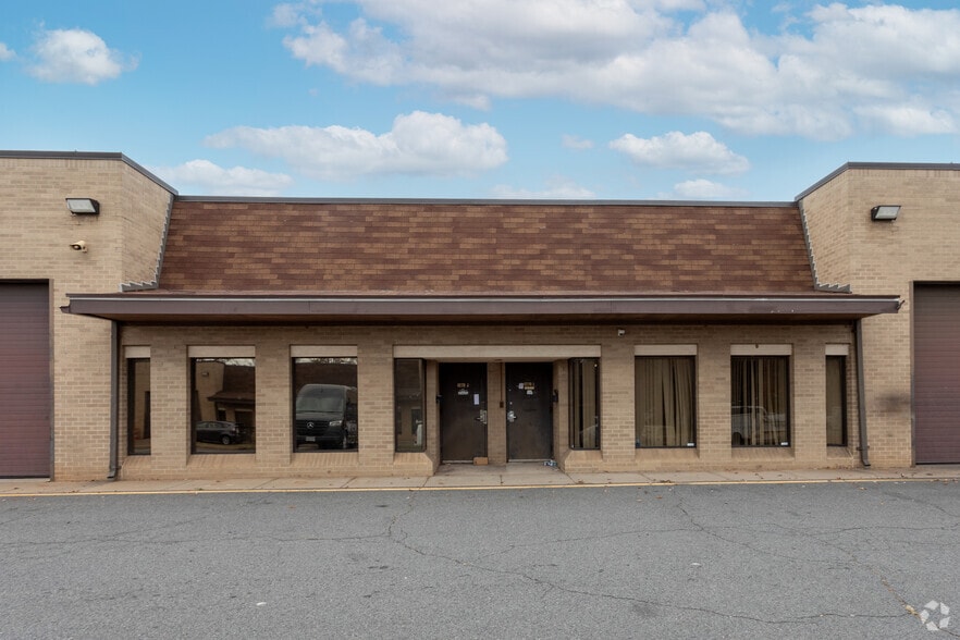More Photos Of 4270 Henninger Ct, Chantilly Light Distribution For Lease