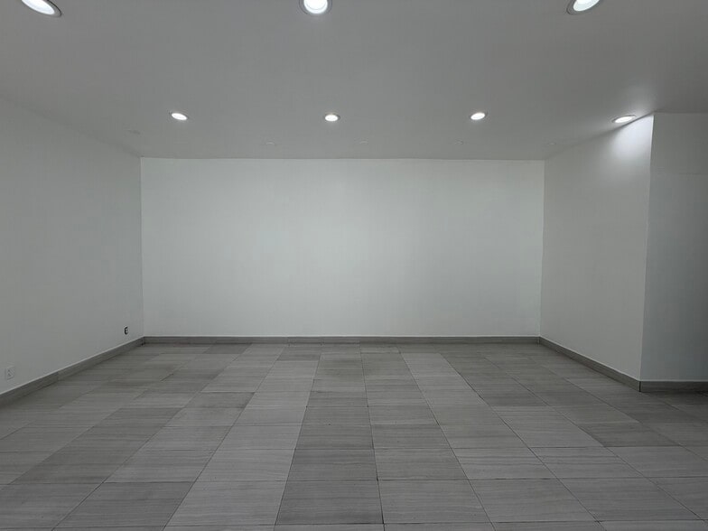 More Photos Of 265 S Robertson Blvd, Beverly Hills Restaurant For Lease