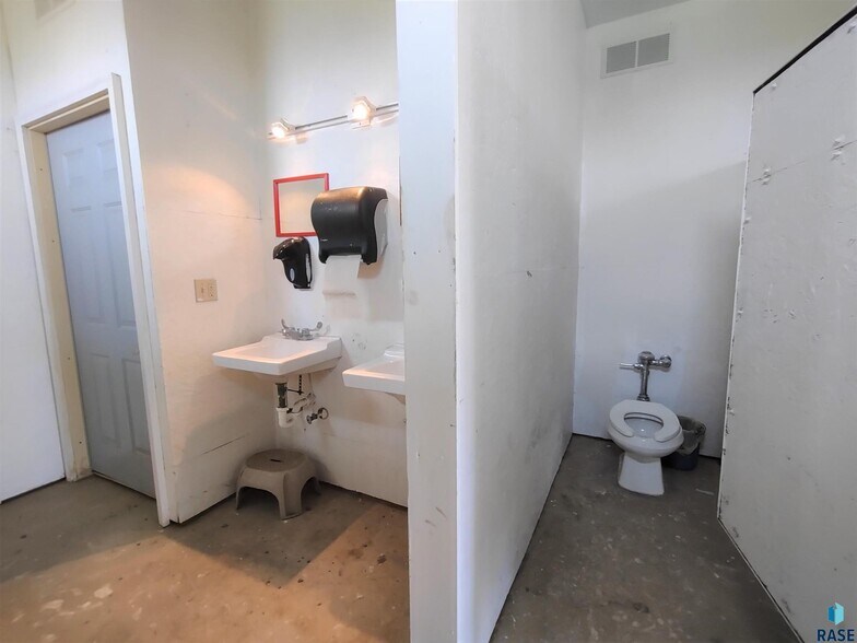 More Photos Of 1300 SE 3rd Ave, Miller Land For Sale